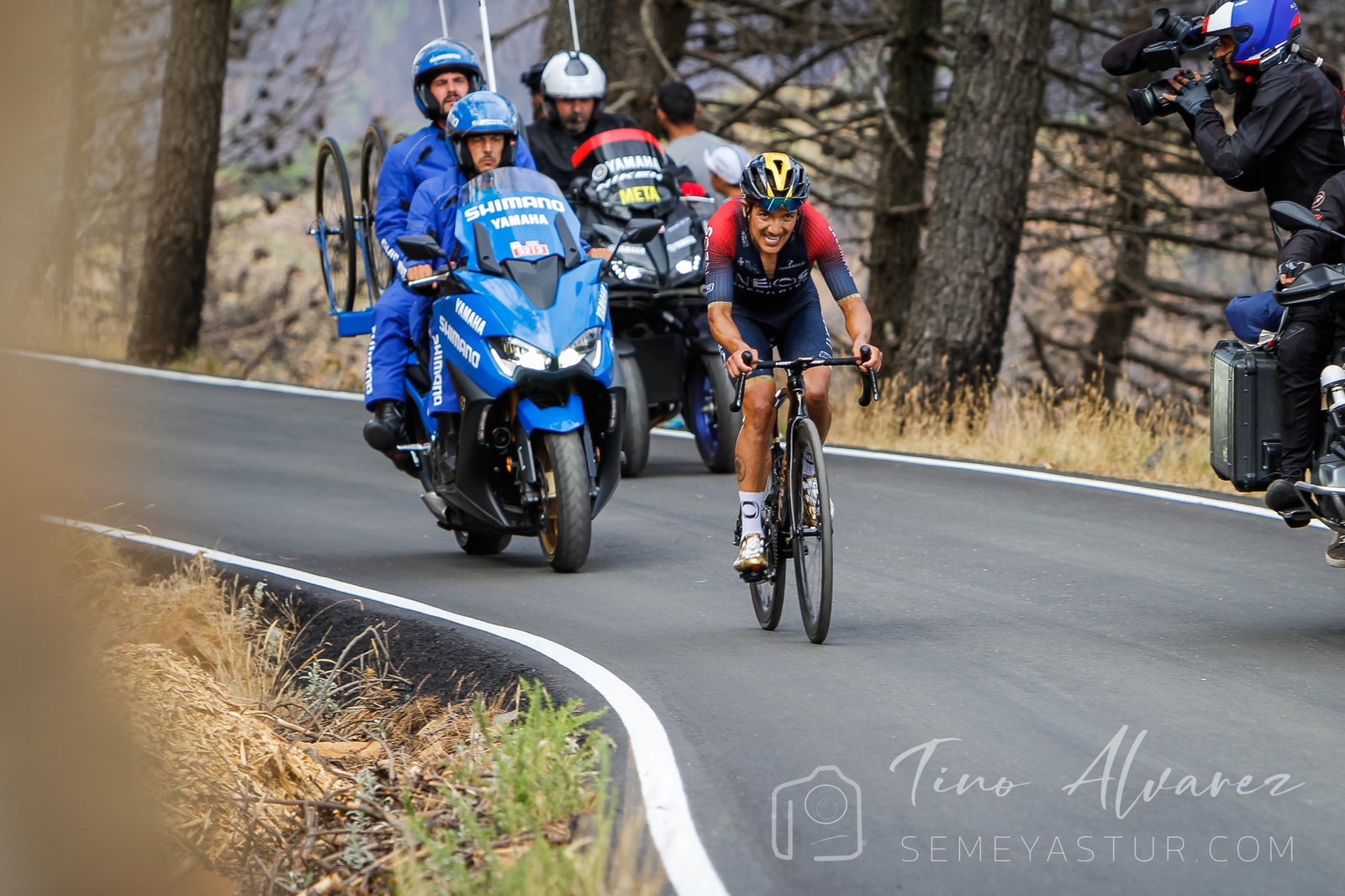 Richard Carapaz ( Ineos - Grenadiers ) ataca para lograr la victoria en Peñas Blancas ( Estepona) La Vuelta 2022